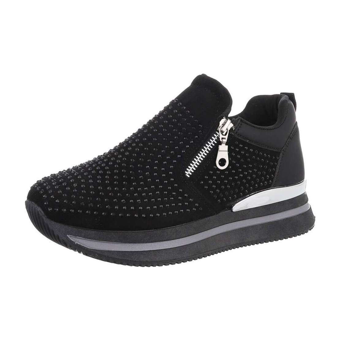 Кроссовки на шнуровке