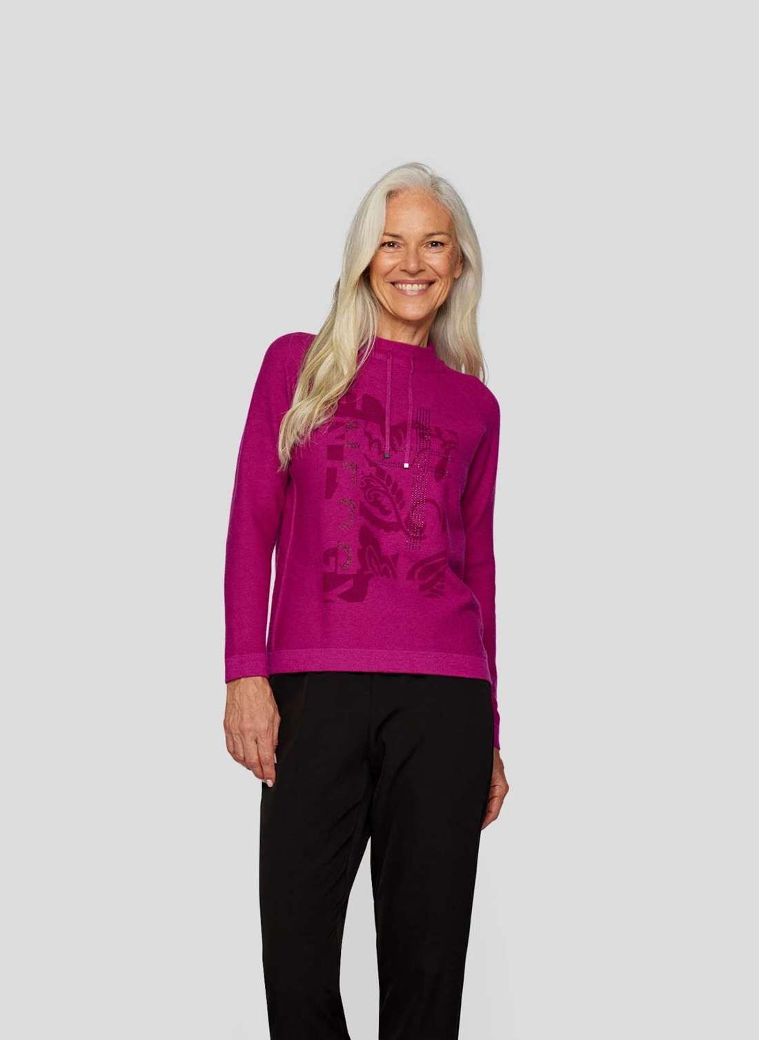 Вязаный свитер Pullover mit Print und Stehkragen