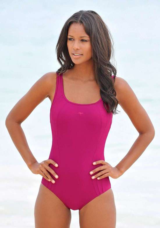 Купальник в спортивном стиле с моделирующим эффектом.