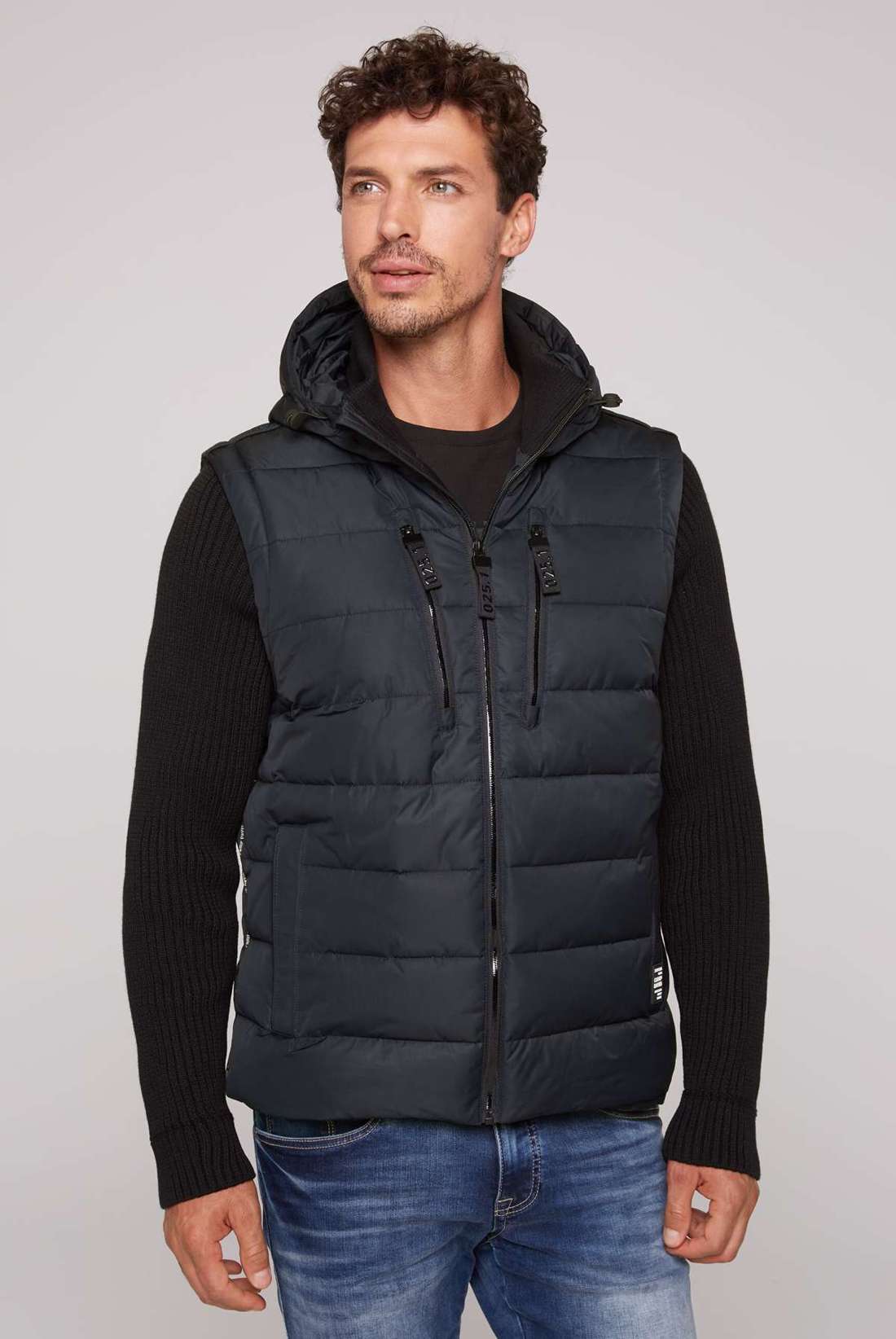 Уличная куртка с капюшоном и нагрудными карманами.