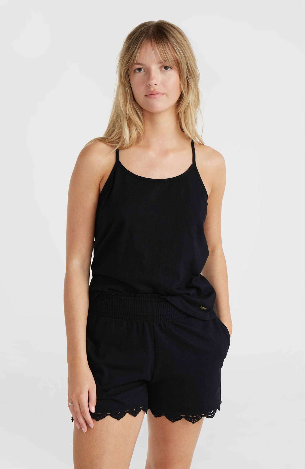 Спортивные шорты с деталями, связанными крючком. ESSENTIALS AVA SMOCKED SHORTS