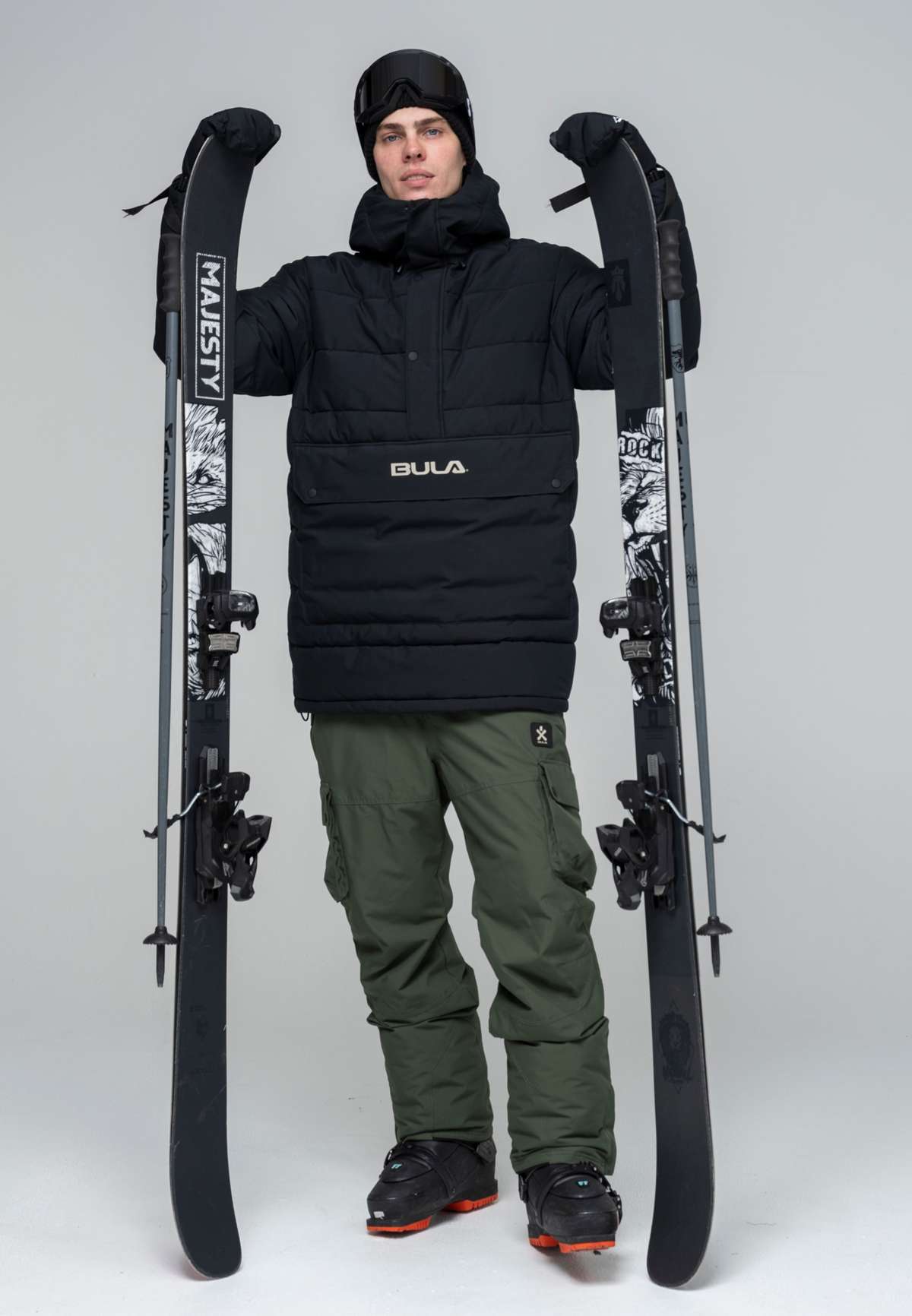 Лыжная куртка с водонепроницаемой функцией.