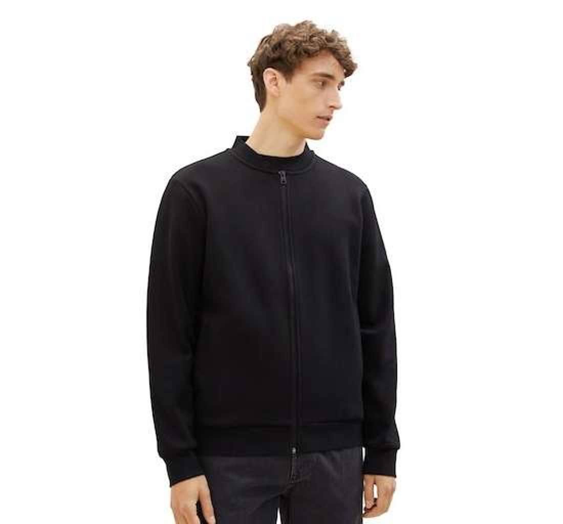 Толстовка с принтом логотипа на спине.