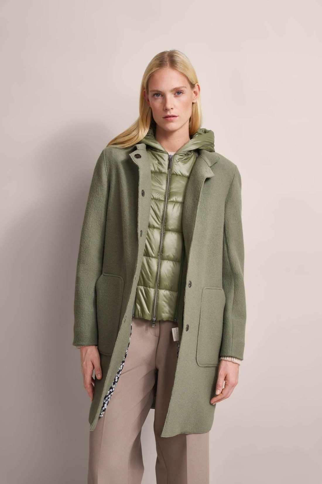 Короткое пальто из разных материалов