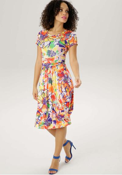 Летнее платье с ярким цветочным принтом.