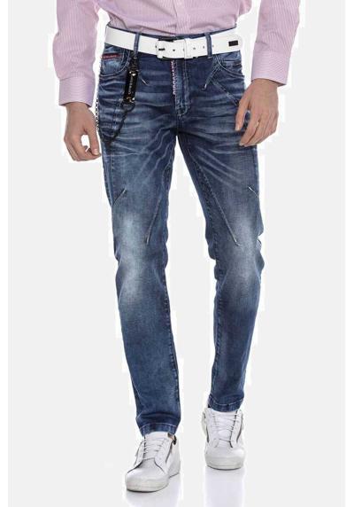 Джинсы с пятью карманами и модными декоративными швами. Jeans