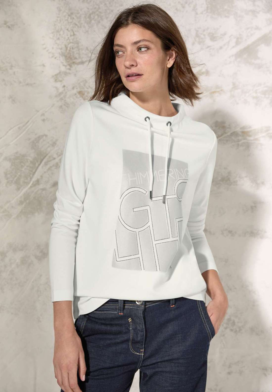 Рубашка с длинными рукавами и кулиской на воротнике.