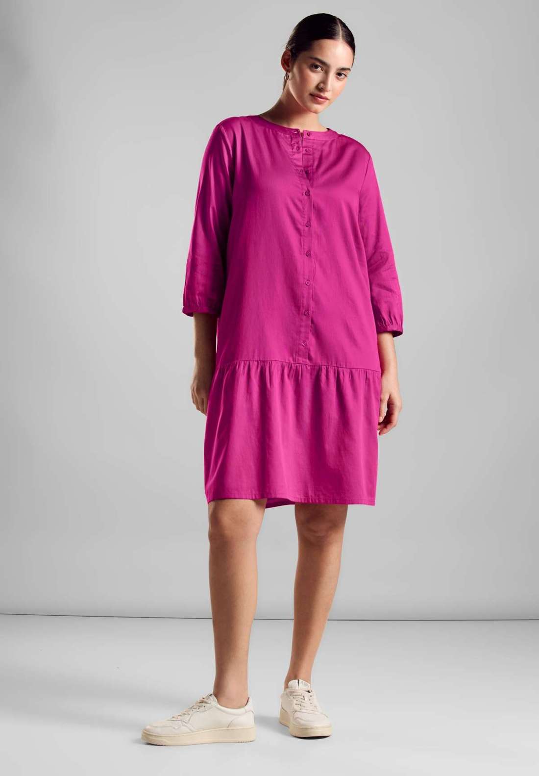 Летнее платье с воланом по подолу