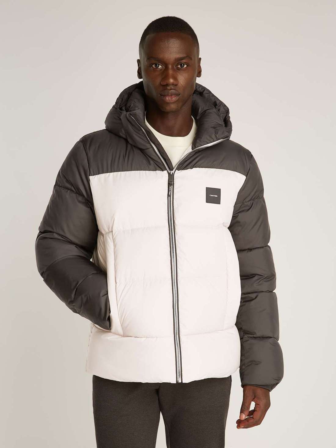 Уличная куртка с капюшоном и нашивкой-логотипом HOODED QUILT COLOR-BLOCK PUFFER