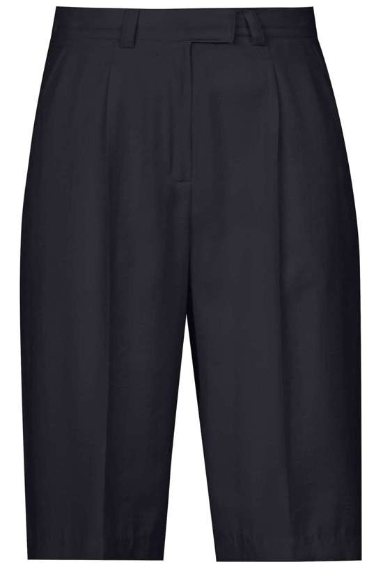 Брюки из ткани с запрессованными складками.