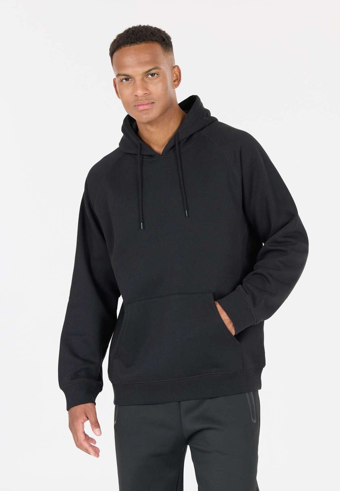 Толстовка с капюшоном классического спортивного дизайна. Alfredo