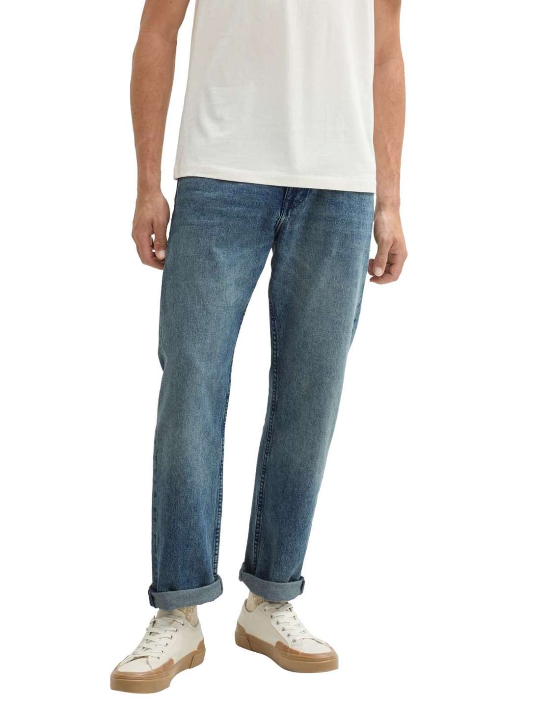 Прямые джинсы с пятью карманами.