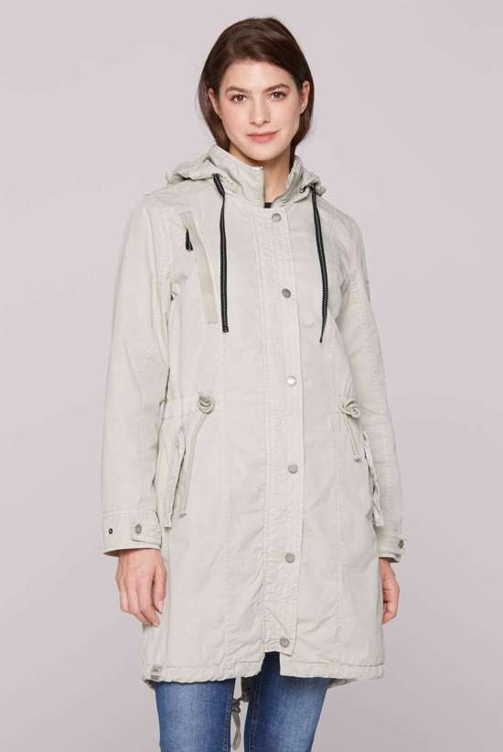 Парка с капюшоном и съемным капюшоном.