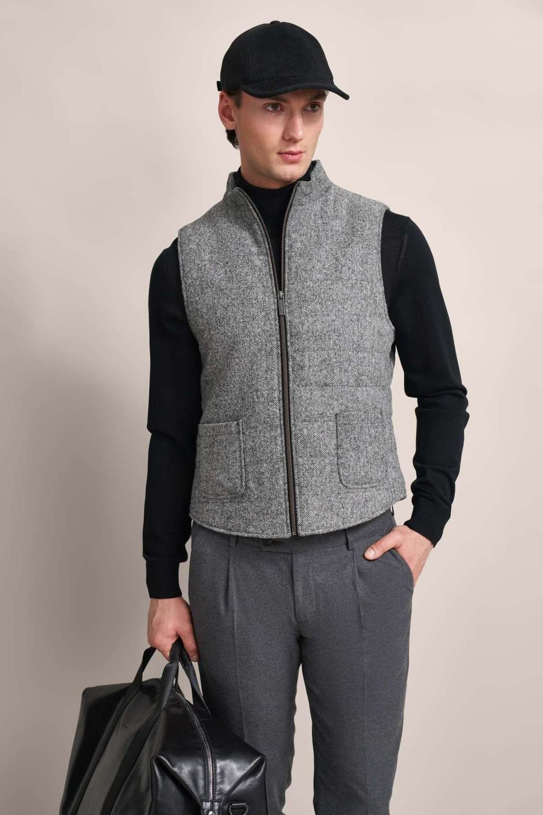 Короткий жилет со свежим рисунком в тон.