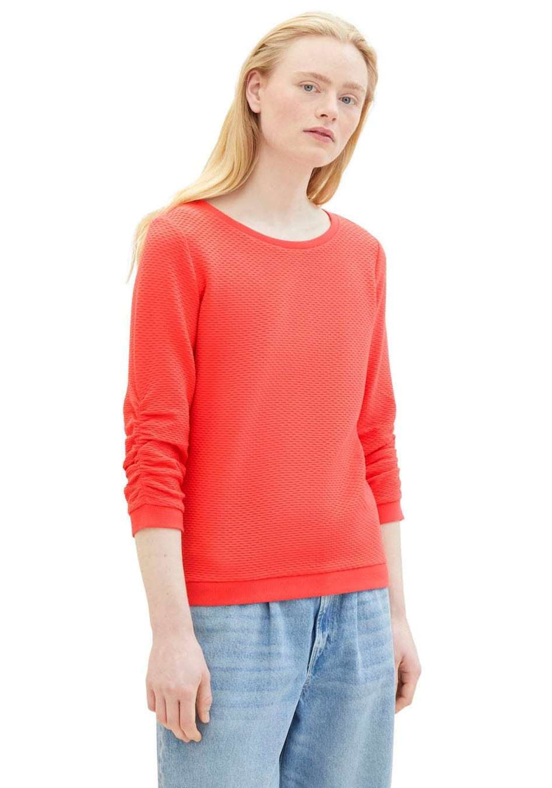 Толстовка с поверхностью из специального материала.