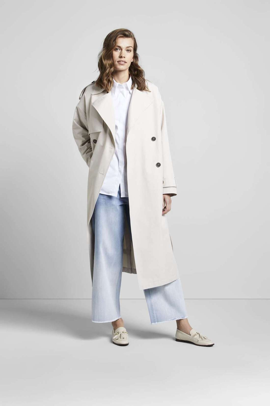 Тренч с водоотталкивающей функцией.