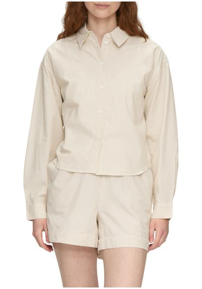 Блузка с длинными рукавами и узором в мелкую полоску.