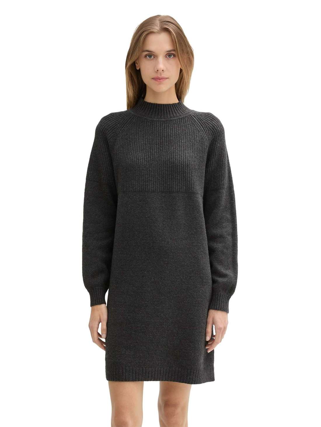 Трикотажное платье с ребристой структурой.