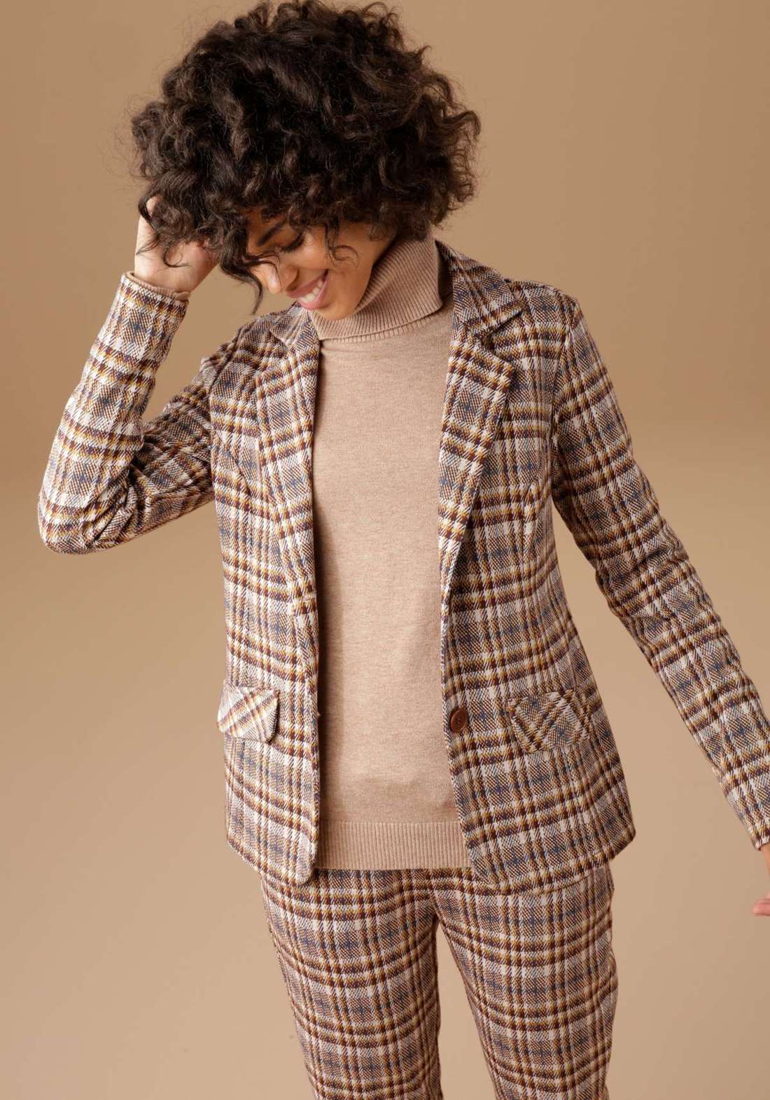 Спортивный блейзер модного клетчатого дизайна.