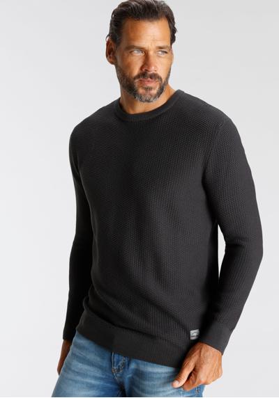 Вязаный свитер особого трикотажного вида.