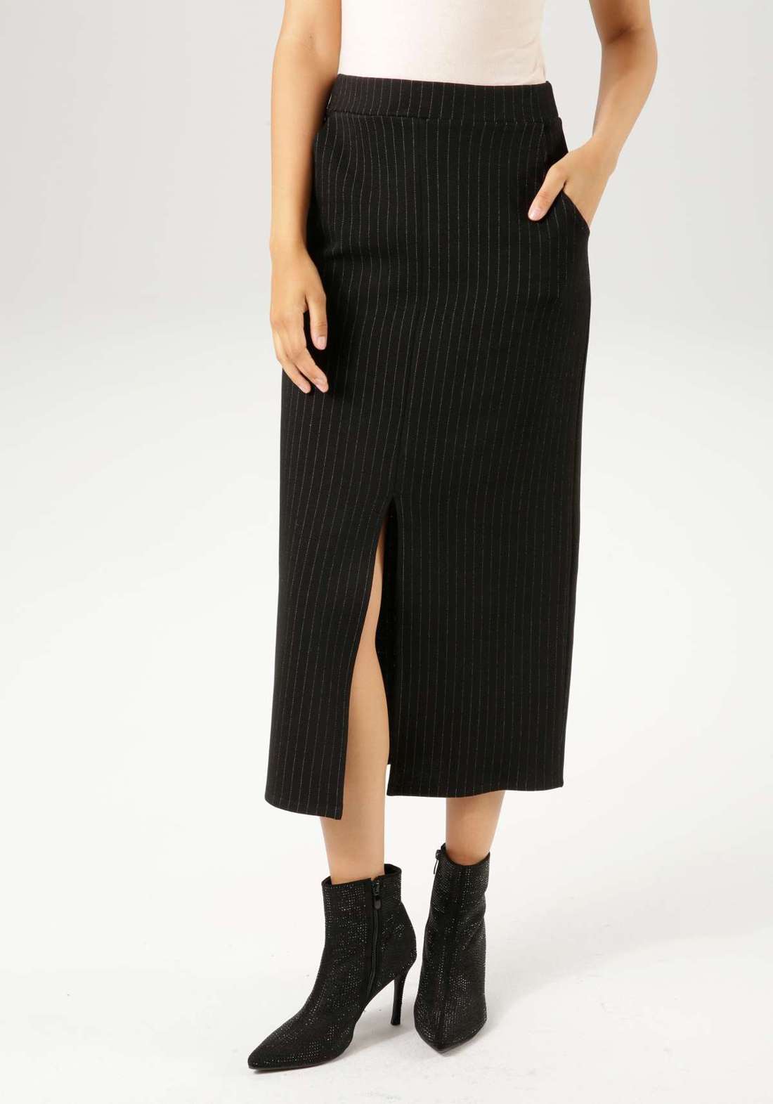 Юбка-карандаш в элегантном дизайне в тонкую полоску.