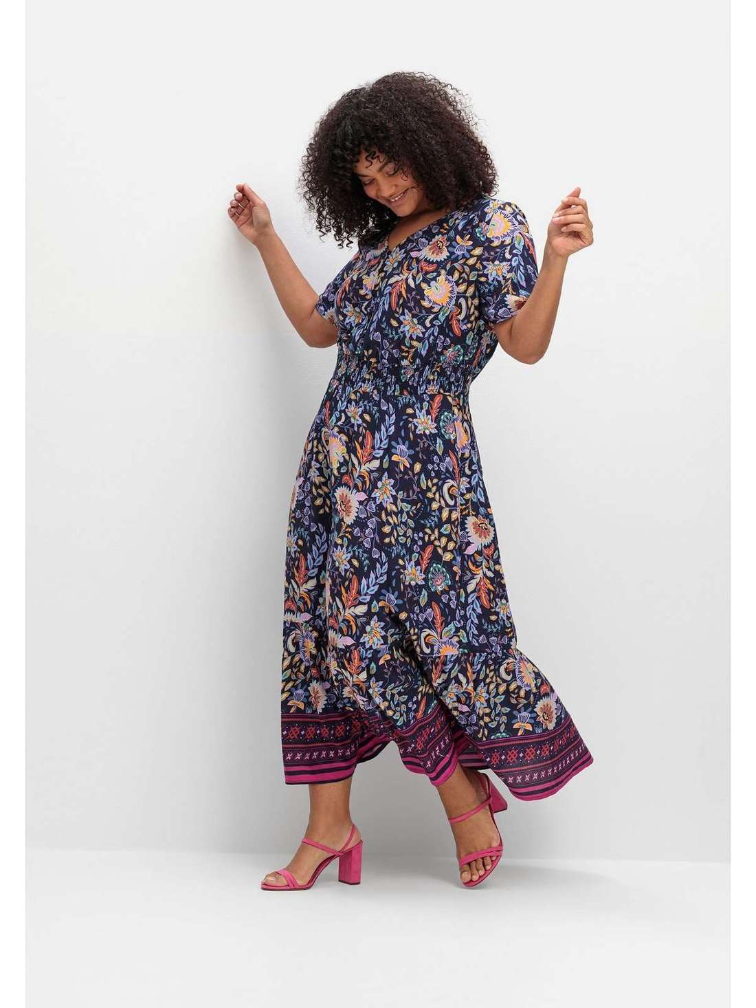 Платье макси с цветочным принтом и присборенным поясом Große Größen