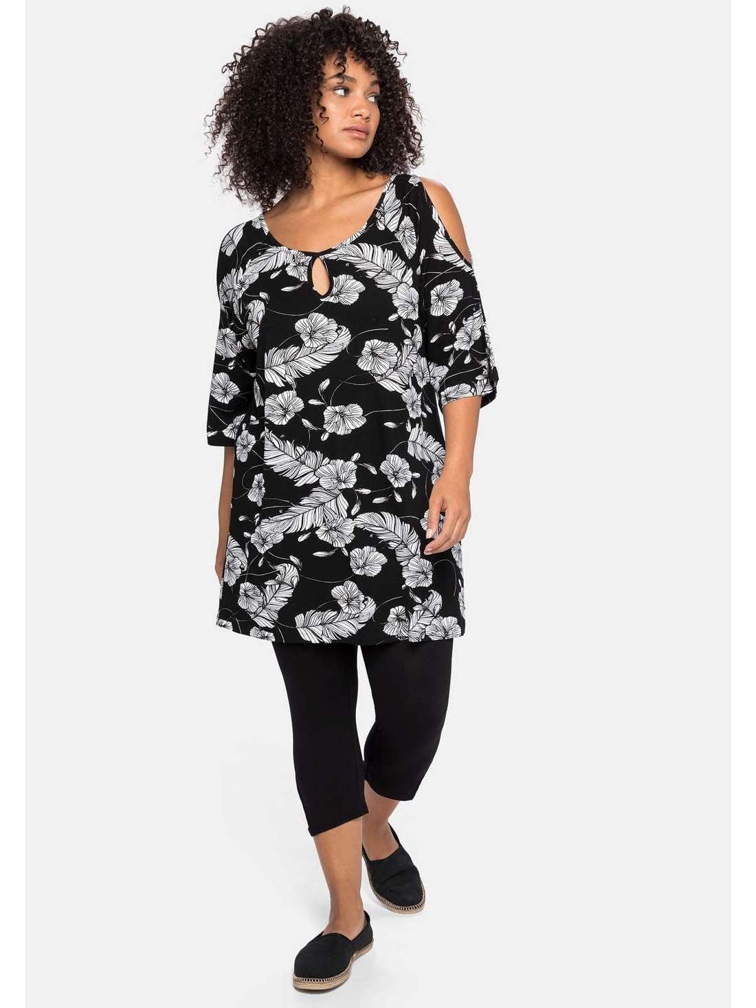 Длинная рубашка в комплекте с леггинсами-капри. Große Größen