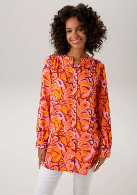 Длинная блузка гармоничных цветов.