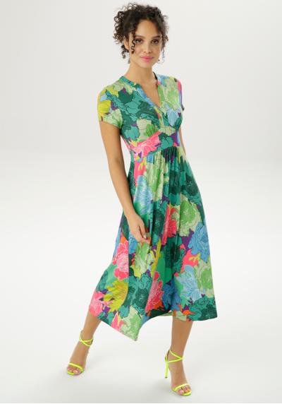 Летнее платье с крупным графичным цветочным принтом.