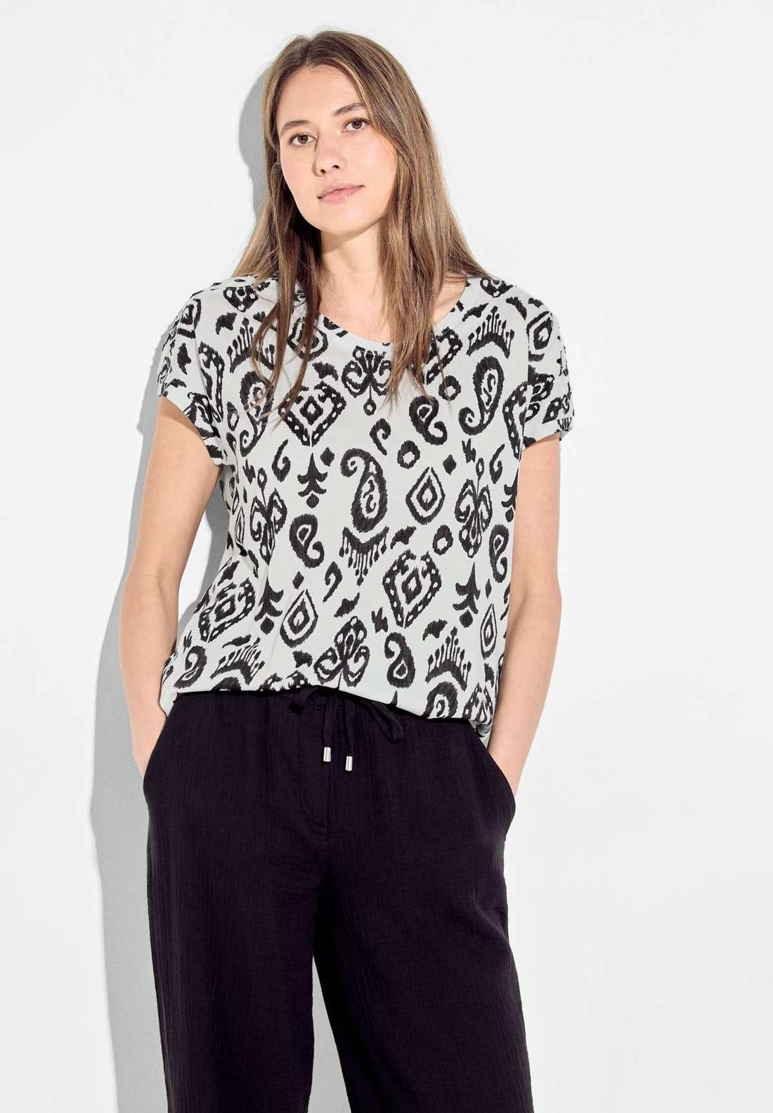 Футболка со спущенными плечами