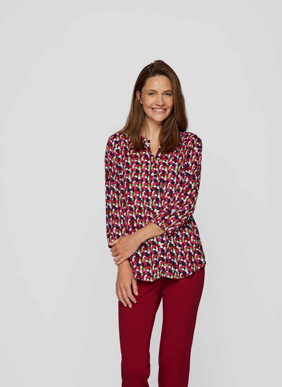 Классическая блузка Lebhafte Bluse mit frohlichem Blutenmuster