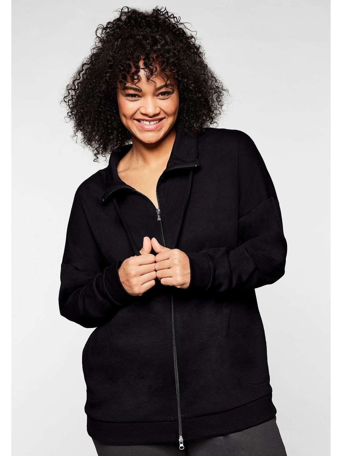 Толстовка с воротником стойкой и ремешком для завязывания. Große Größen