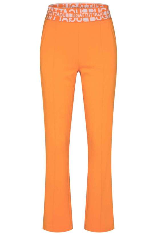 Брюки из ткани с запрессованными складками.