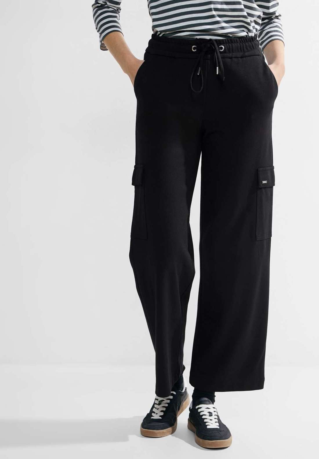 Тканевые брюки однотонного цвета.