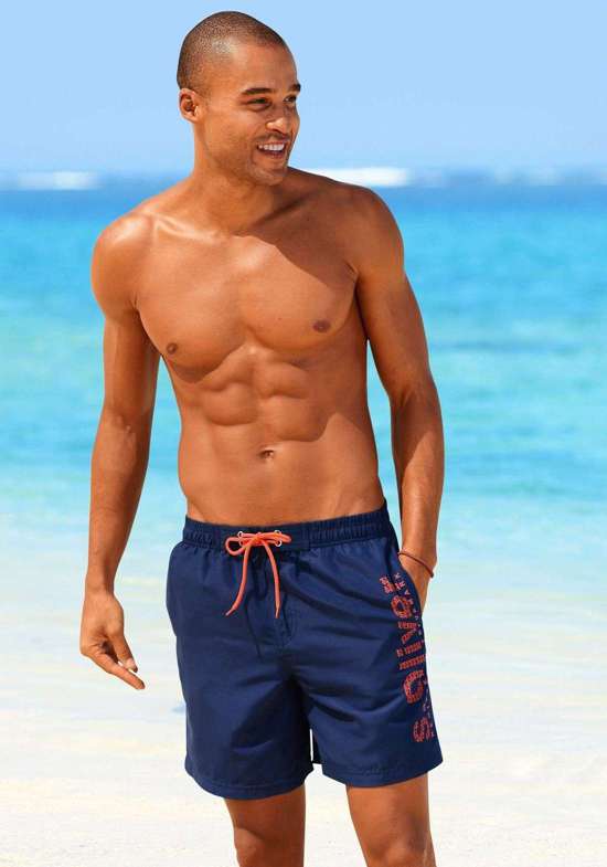 Шорты для плавания с модным принтом-логотипом.