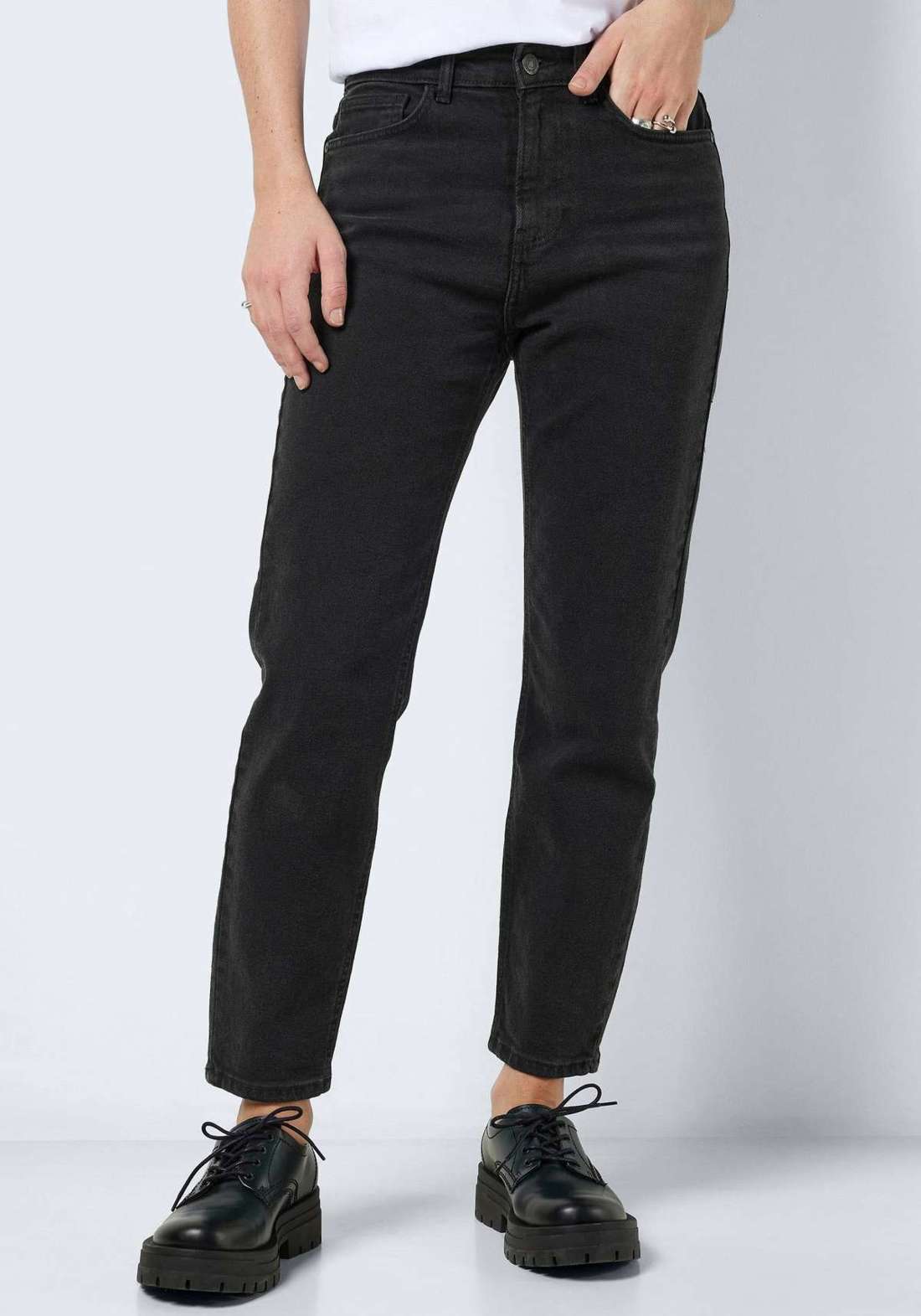 Прямые джинсы с открытым подолом. NMMONI HW STRAIGHT ANK BLACK JEANS NOOS
