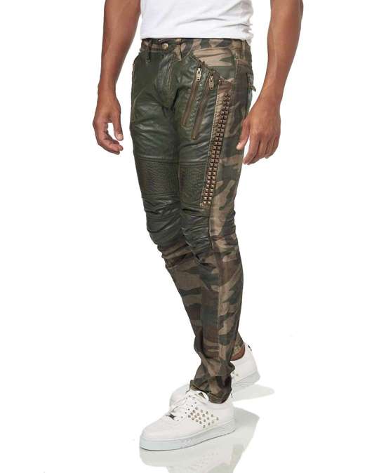 Удобные джинсы с аппликациями и заклепками.