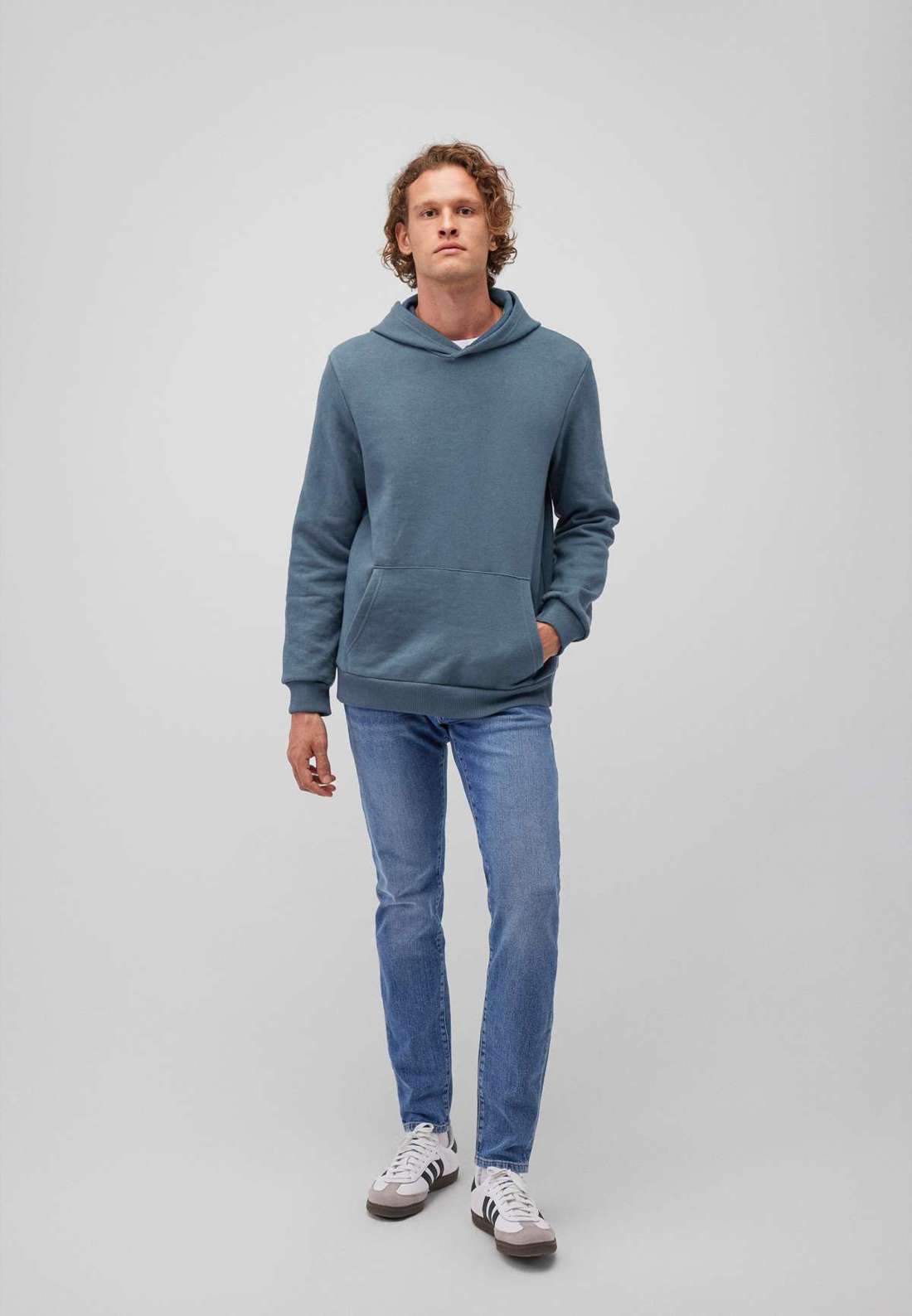 Толстовка с капюшоном HOODIE