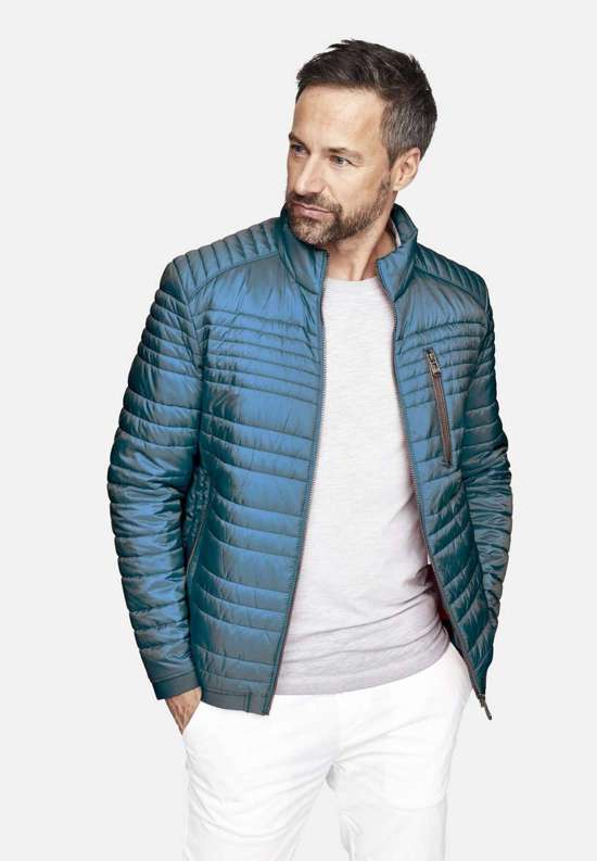 Уличная куртка с водоотталкивающей функцией.