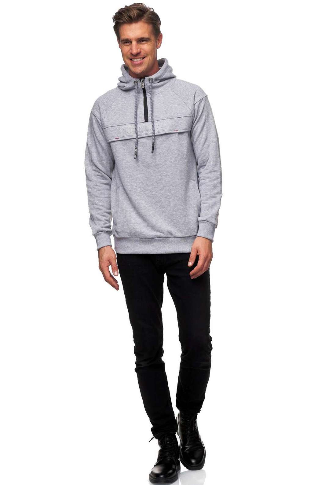 Толстовка с капюшоном и фирменной надписью спереди. Hoodie