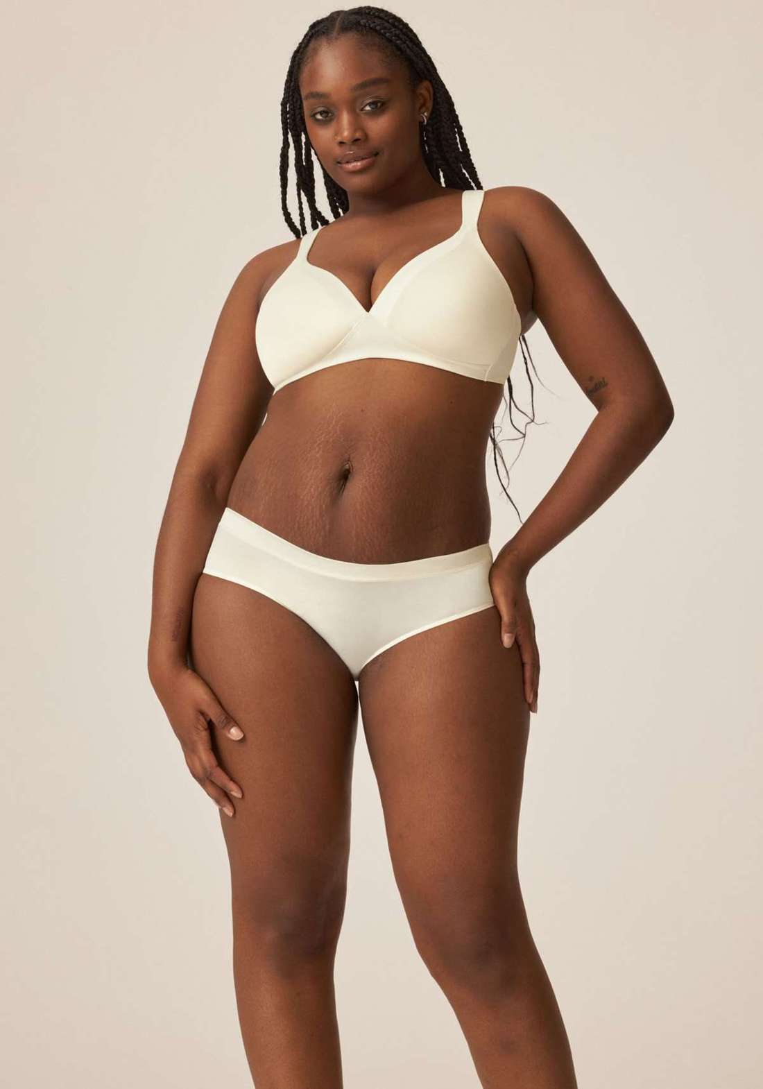 Бюстгальтер без косточек с чашкой и блестящей лентой. The Wednesday