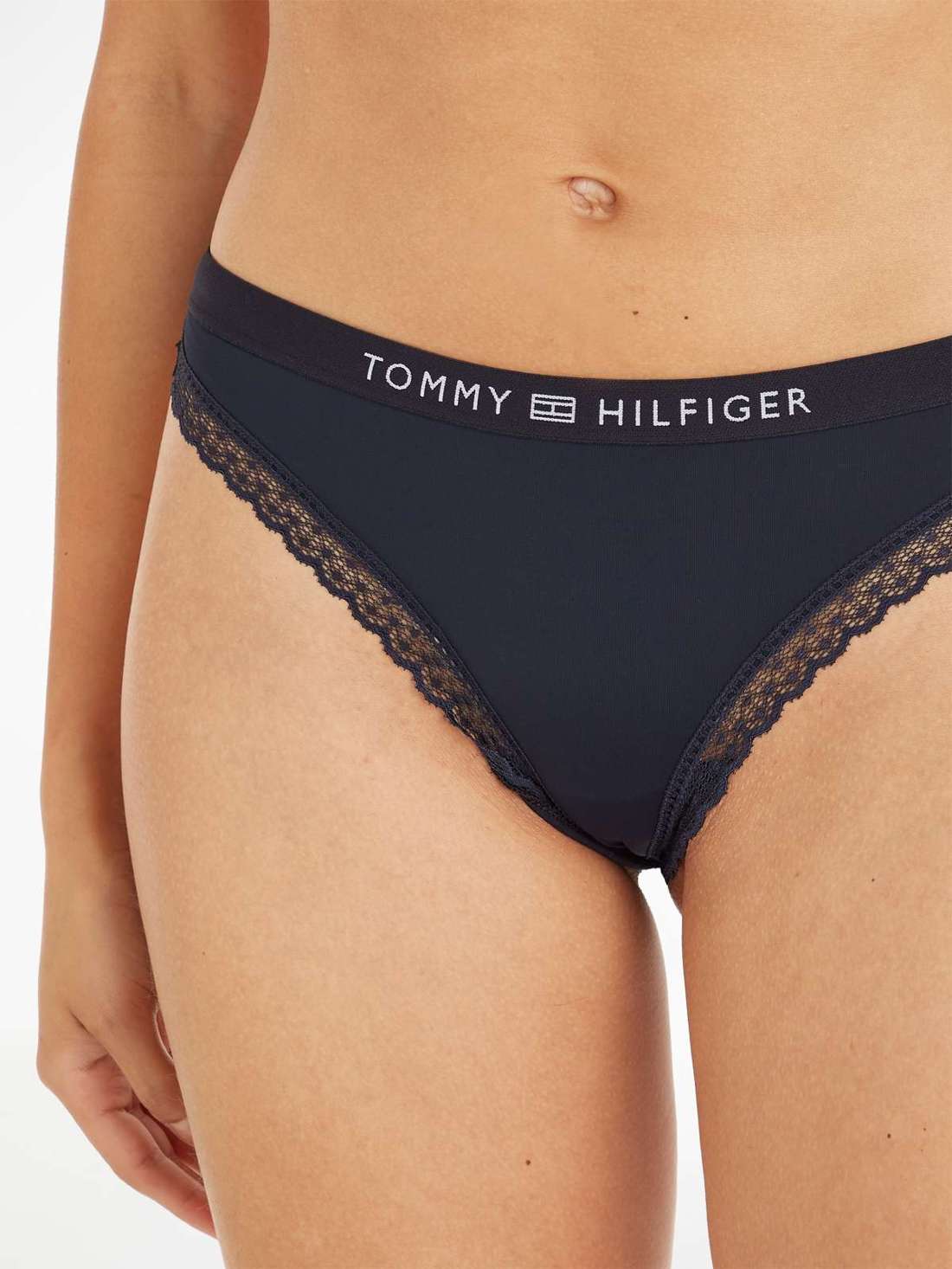 Трусы с фирменным лейблом Tommy Hilfiger THONG