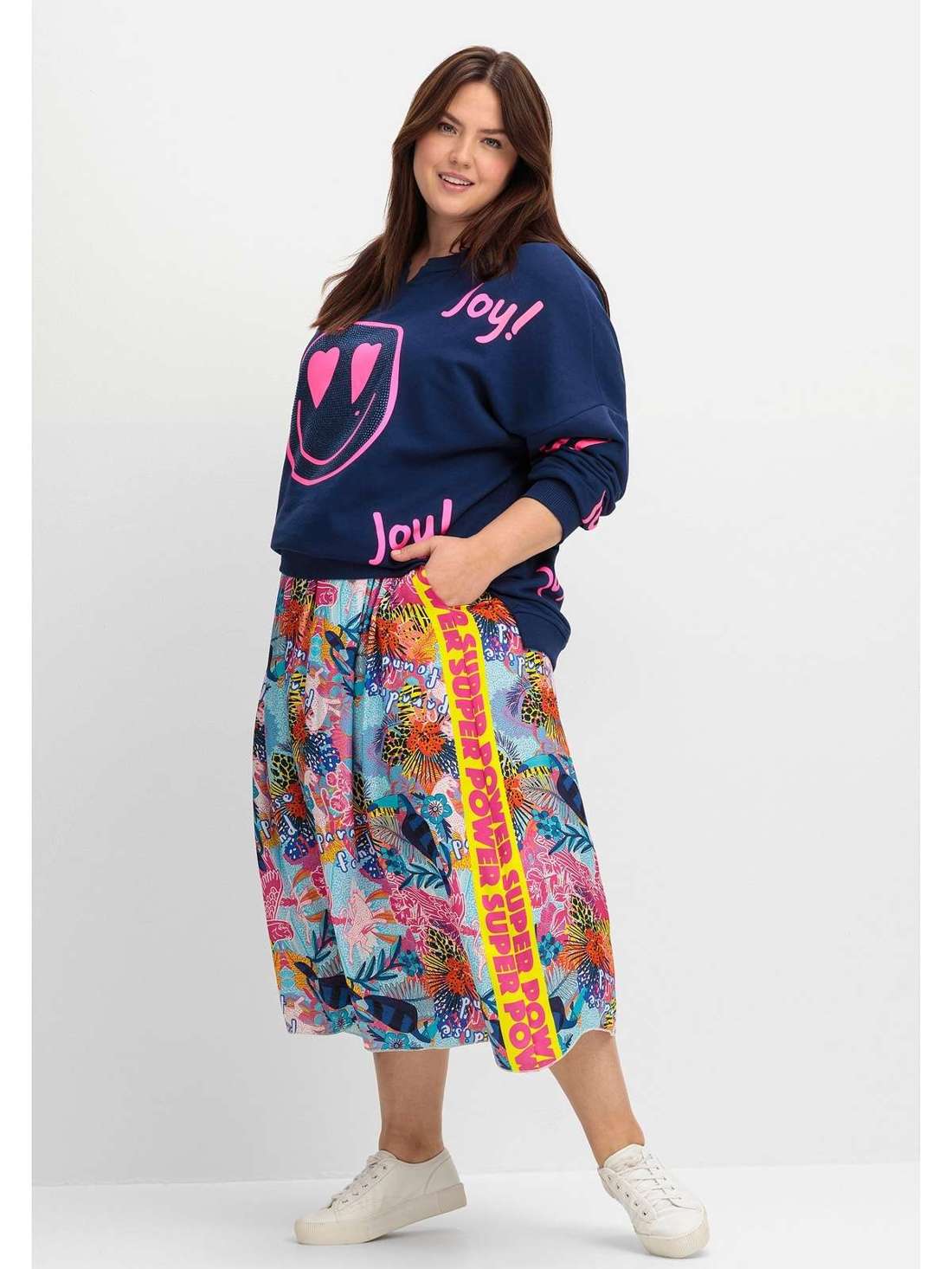 Летняя юбка со сплошным узором и тесьмой по бокам. Große Größen