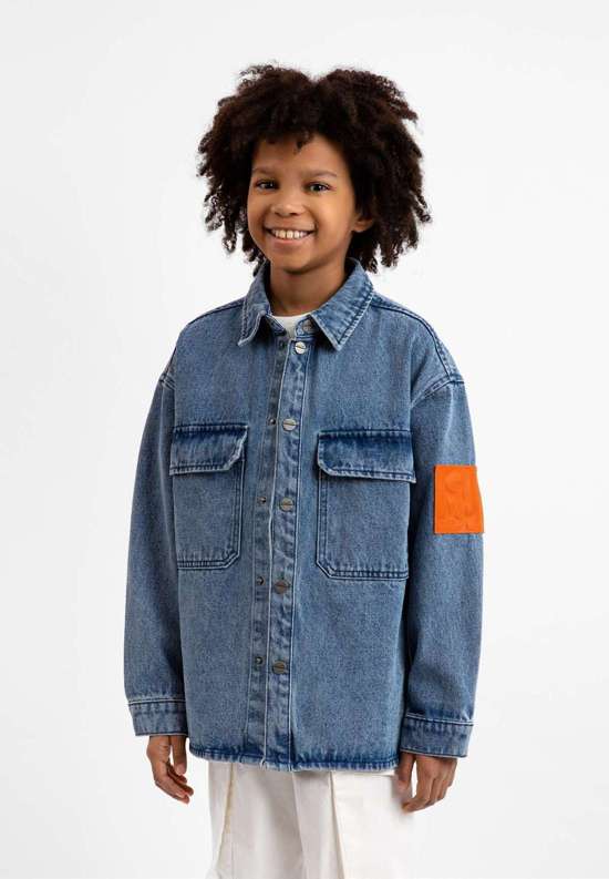 Джинсовая куртка классического дизайна с нагрудными карманами