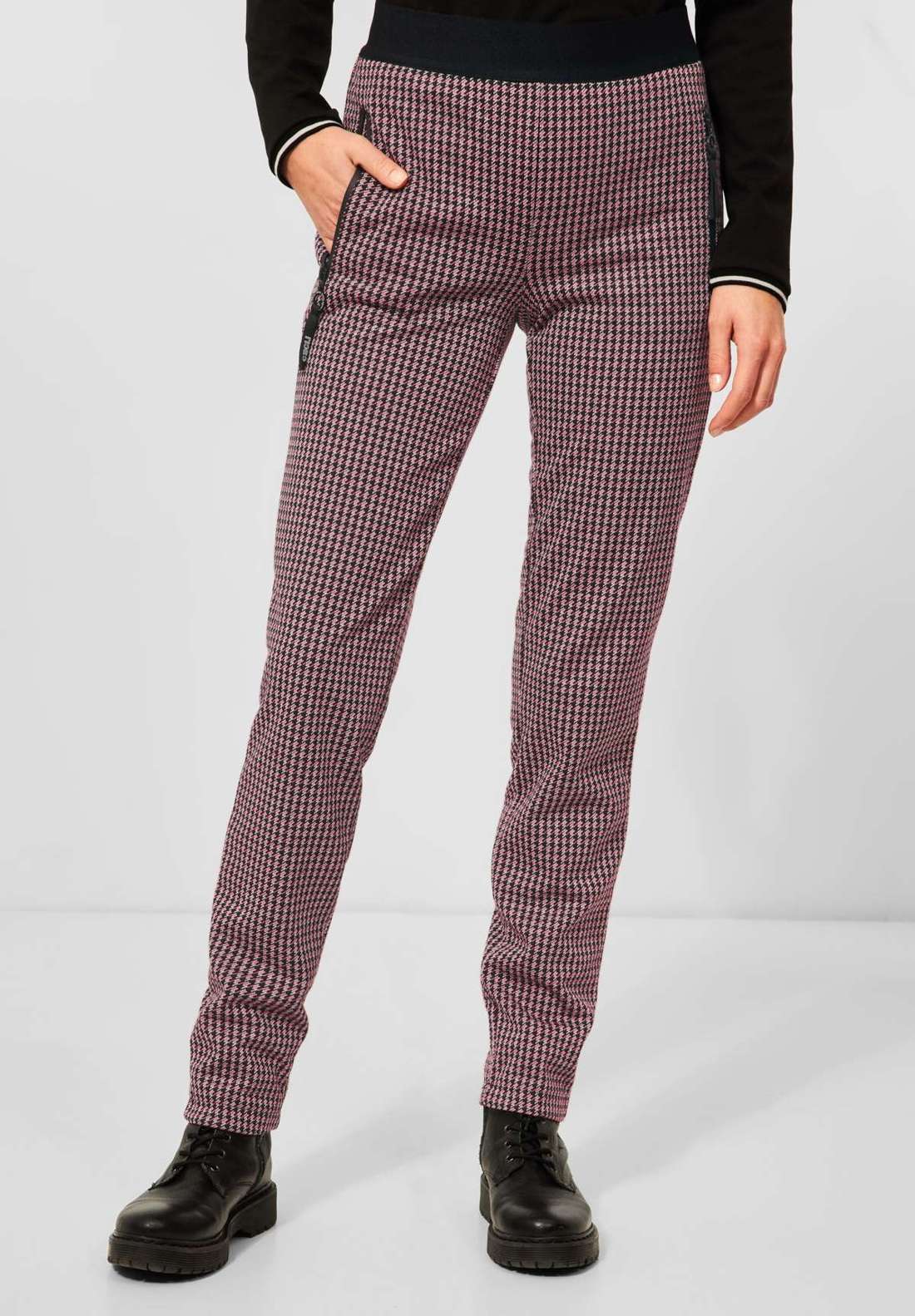 Тканевые брюки с карманами на молнии.