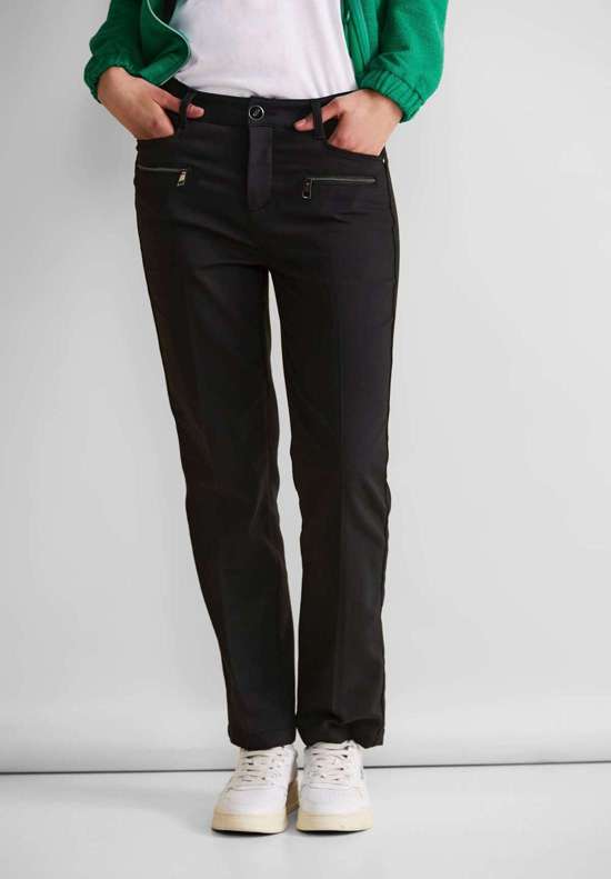 Тканевые брюки однотонного цвета.