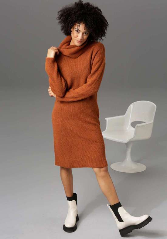 Трикотажное платье с водолазкой с глубоким вырезом