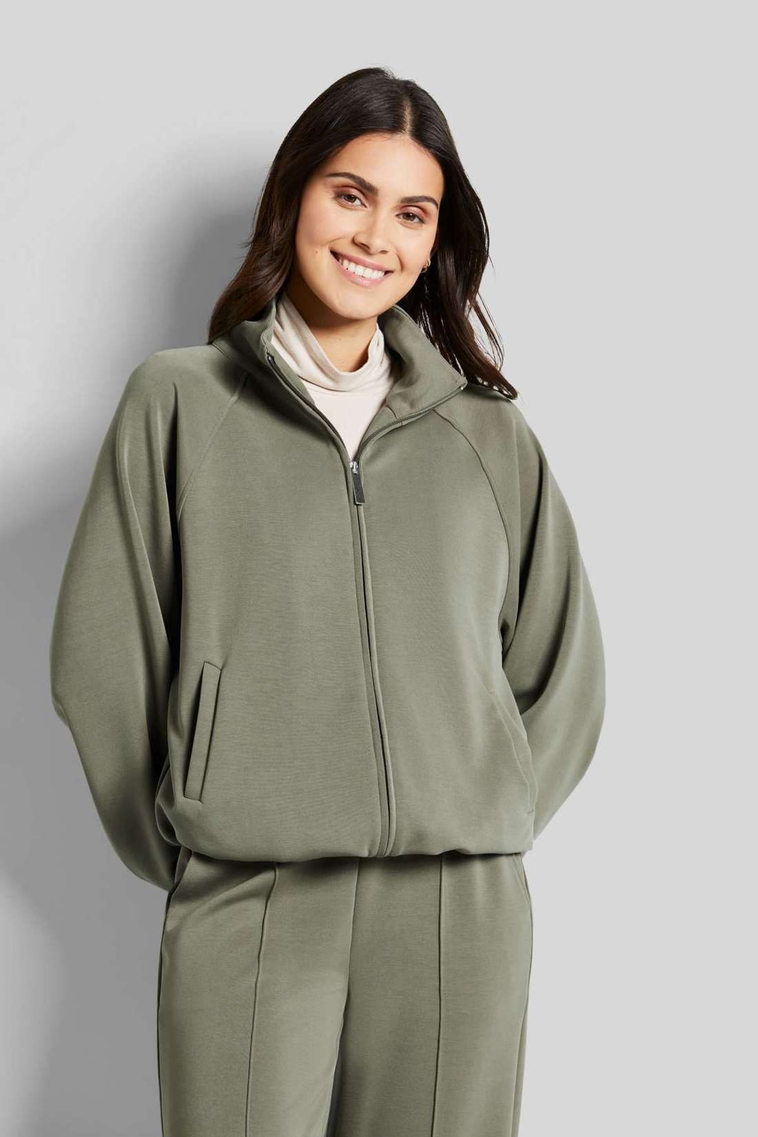 Толстовка с воротником стойкой