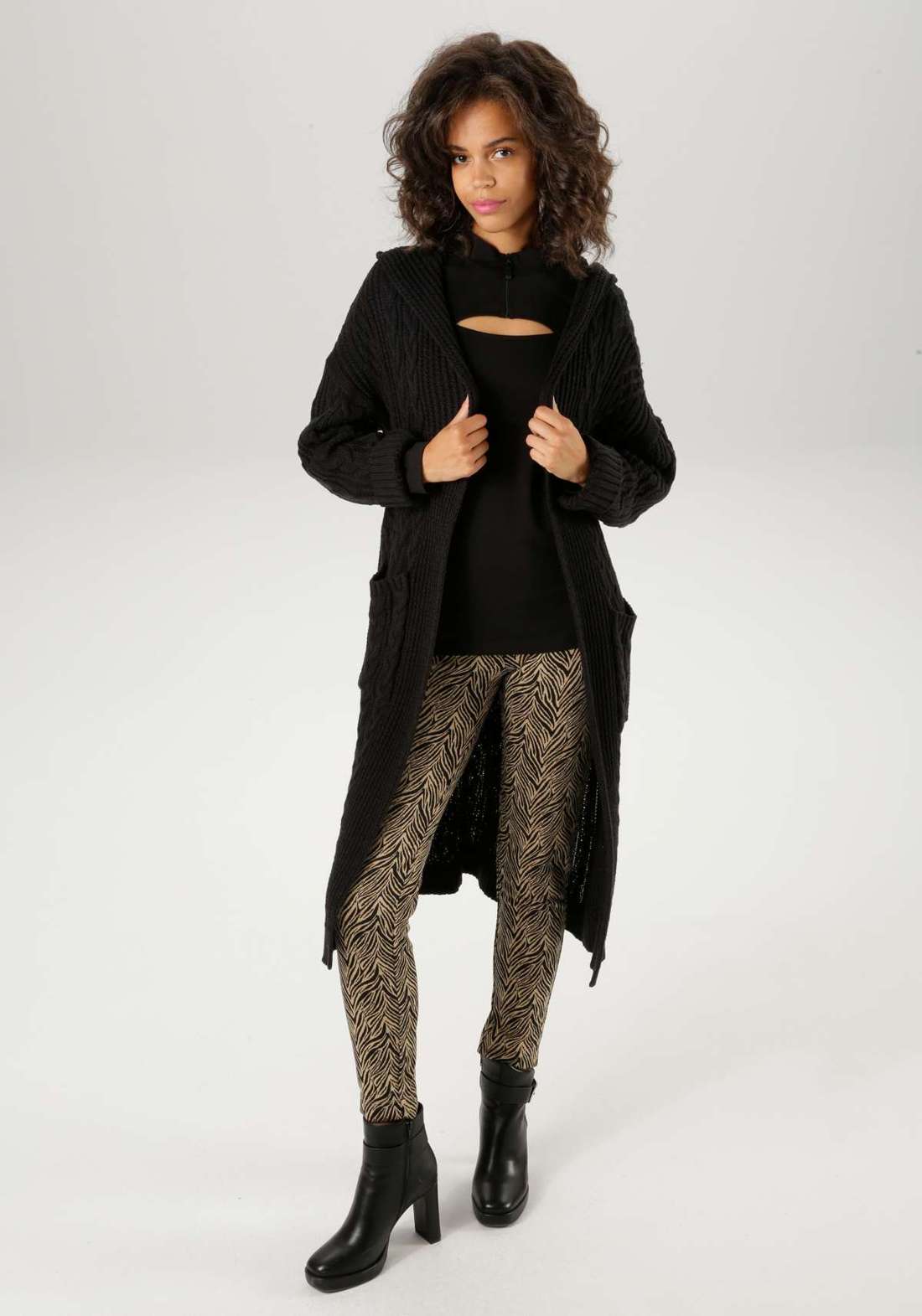 Кардиган из модного сочетания кос и ажурного узора.