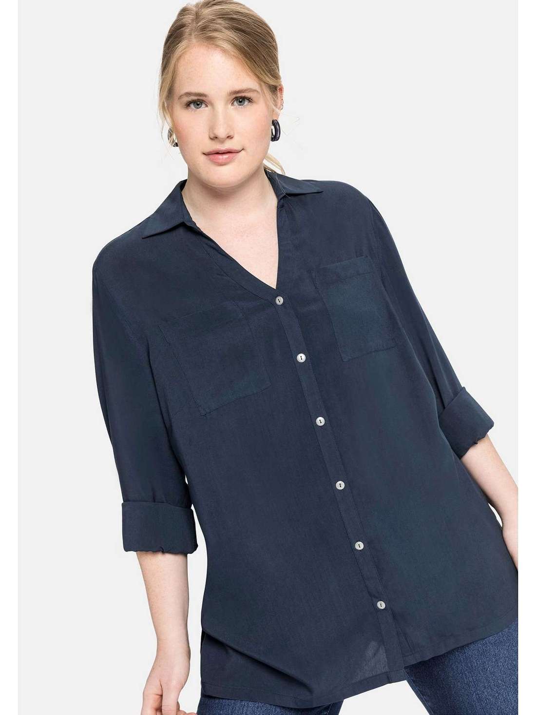 Блуза-рубашка с V-образным вырезом и нагрудными карманами Große Größen